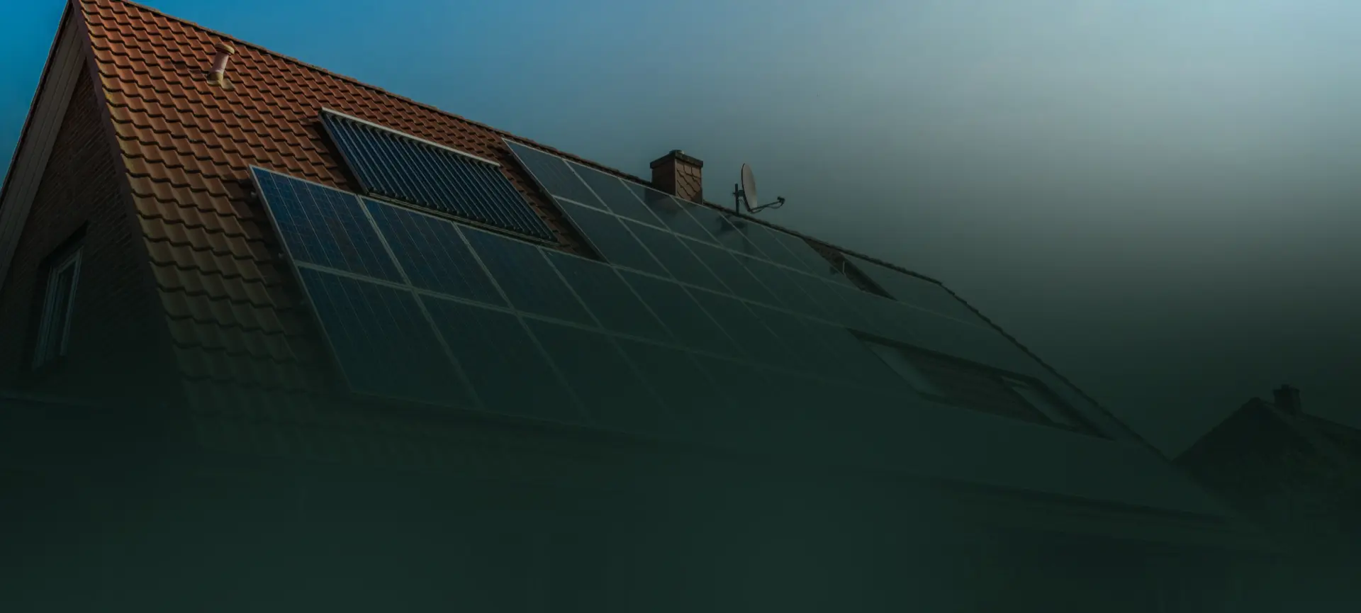Placas solares instaladas em telhado residencial