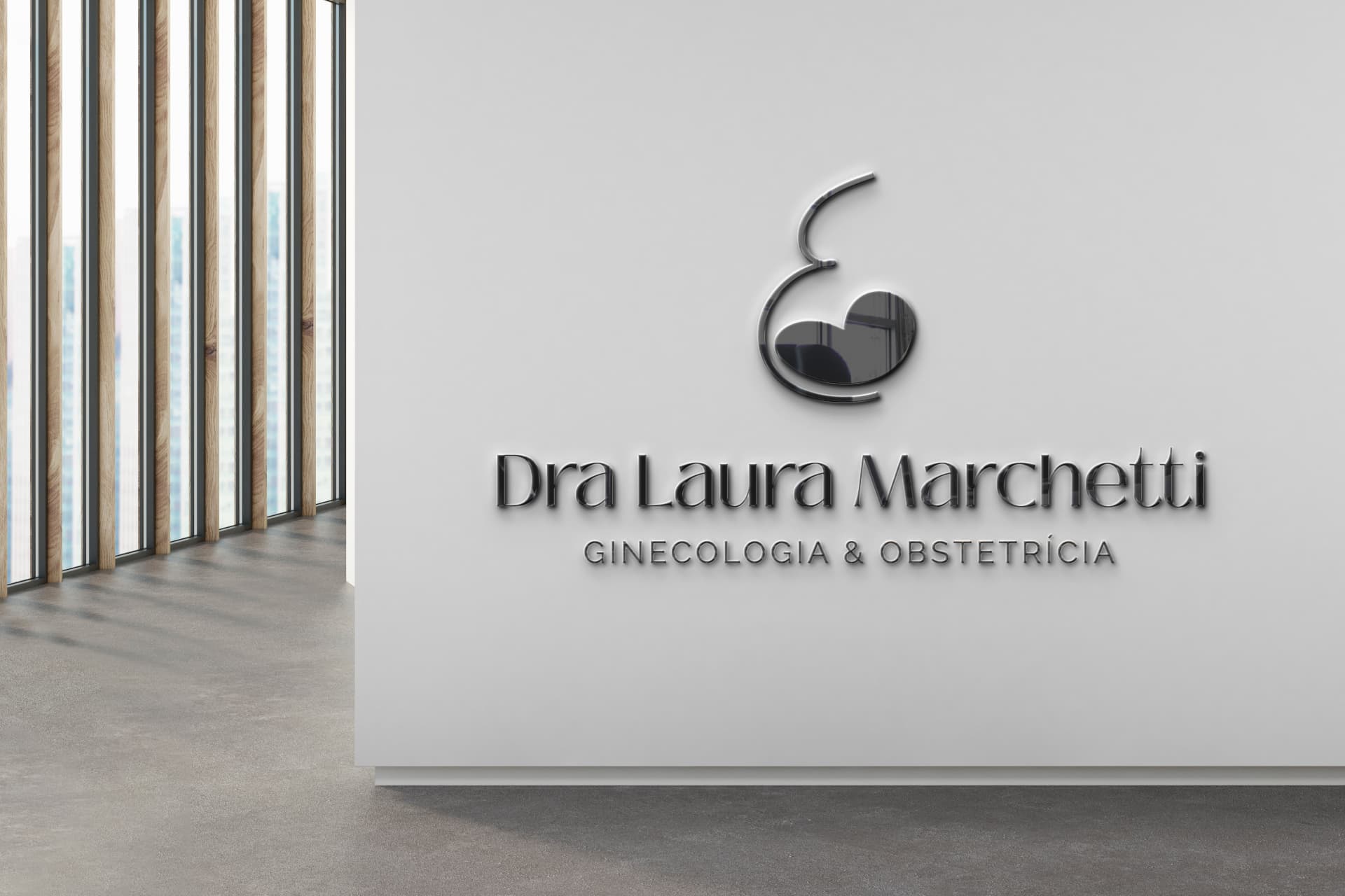 Logotipo da Dra. Laura Marchetti aplicado na parede do consultório